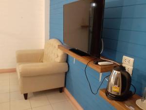 TV a/nebo společenská místnost v ubytování SUDYOD HOTEL