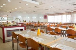 HI - Mitzpe Ramon Hostel tesisinde bir restoran veya yemek mekanı