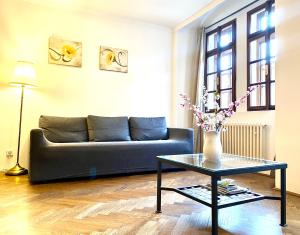 ein Wohnzimmer mit einem Sofa und einem Tisch in der Unterkunft Apartmány Nerudova 36 in Prag