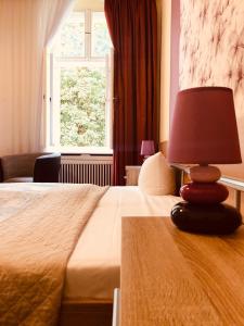 
a hotel room with a bed and a lamp at Hotel Castell am Kurfürstendamm in Berlin
