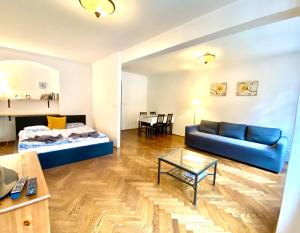 ein Wohnzimmer mit einem Sofa und einem Tisch in der Unterkunft Apartmány Nerudova 36 in Prag