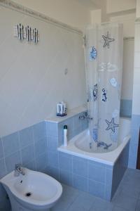 ein Bad mit einer Dusche, einem WC und einem Waschbecken in der Unterkunft B&B fragranza di sicilia in Giardini-Naxos