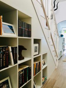 Knihovna v apartmánu