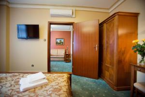 Postel nebo postele na pokoji v ubytování Hotel przy Młynie