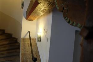 um corredor com escadas e uma luz na parede em Altes Rathaus Hotel-Restaurant-Café em Wolfhagen