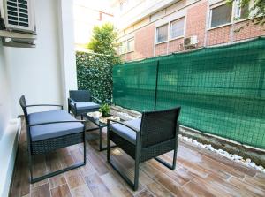 2 sedie e un tavolo su un patio di Casa Gabry Design a due passi dal centro e dal mare a San Benedetto del Tronto