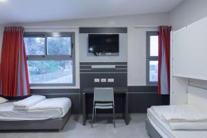 Postel nebo postele na pokoji v ubytování HI - Haifa Hostel