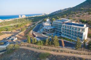 eine Luftansicht eines Gebäudes neben dem Meer in der Unterkunft HI - Haifa Hostel in Haifa