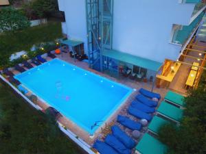 an overhead view of a swimming pool with lounge chairs at Hotel Parthenon Rodos city in Rhodes Town
