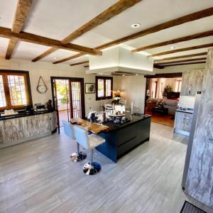 duża kuchnia z wyspą w pokoju w obiekcie Luxury Spanish Country House close to Granada & Sierra Nevada w mieście Ermita Nueva