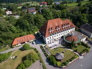 een uitzicht op een huis met een dak bij Landhotel Wachau in Emmersdorf an der Donau