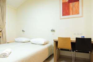 Säng eller sängar i ett rum på HI - Shlomi Hostel