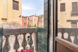 Riva Palace Apartments by Wonderful Italy tesisinde bir balkon veya teras