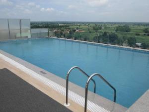 Bazén v ubytování Park Inn By Radisson Gurgaon Bilaspur nebo v jeho okolí