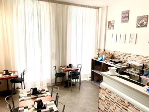 Kuchyňa alebo kuchynka v ubytovaní Hotel Alessander
