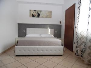 マルティンシクーロにあるAcquamarina B&Bのベッドルーム1室(白い大型ベッド1台付)