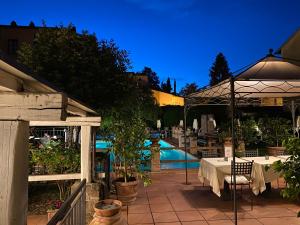 The swimming pool at or close to Albergo Del Chianti