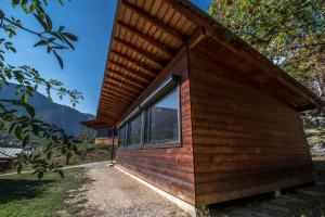 uma pequena casa de madeira com uma grande janela em Les Chalets by Le Marintan em Saint-Michel-de-Maurienne