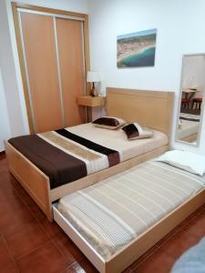 um quarto com duas camas num quarto em Estúdio - Nazaré na Nazaré