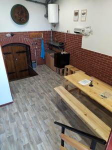 Habitación con mesas de madera y pared de ladrillo. en Penzion Na Vyhlídce en Čejkovice