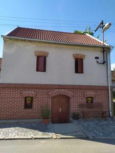 un edificio de ladrillo rojo y blanco con garaje en Penzion Na Vyhlídce en Čejkovice