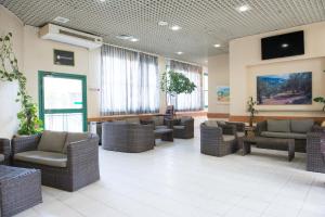 una sala de espera con sofás y sillas en un hospital en HI - Pkiin Hostel, en Buqei‘a