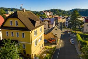 una vista aérea de una ciudad con una casa amarilla en Diamant, en Karlovy Vary