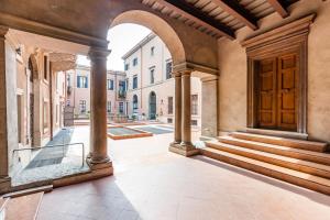 an empty courtyard of a building with a wooden door at B&B al 19 in Verona