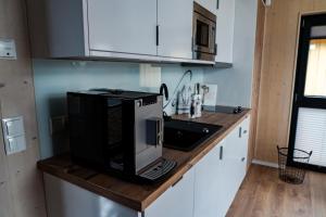 Kuchyň nebo kuchyňský kout v ubytování Ferienhäuser Saalemaxx