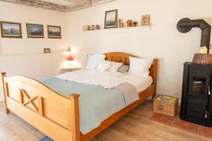 ein Schlafzimmer mit einem Holzbett in einem Zimmer in der Unterkunft Uns Schuen in Kröslin