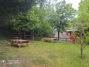 A garden outside Apartaments Arenys De Boi