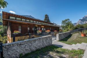 een huis met een stenen hek ervoor bij Les Lodges Chalets by Le Marintan in Saint-Michel-de-Maurienne