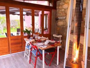 a room with a table and chairs in a room at Casafer in Naves