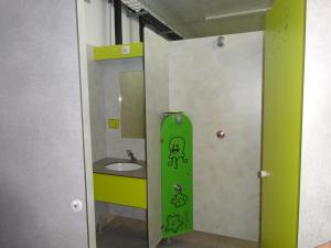 baño con una patineta verde en la pared en Camping Mozziconaccio en Tarcu