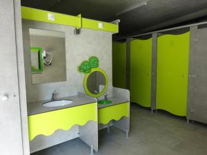 y baño con lavabo y espejo. en Camping Mozziconaccio en Tarcu