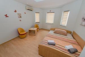 um quarto com uma cama grande e 2 cadeiras em Milkica em Kaštela