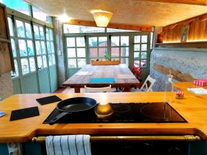 uma cozinha com um fogão e uma mesa de madeira em Casafer em Naves
