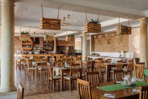 a restaurant with tables and chairs and a bar at Winnica Nawrot in Mechelinki