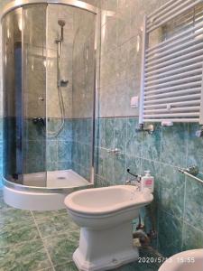 A bathroom at Двоповерхові апартаменти Мілена у центрі з балконом та паркінгом