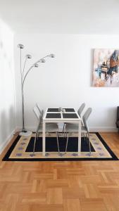 a table with four chairs and a lamp in a room at Wonderful 2-Bedroom Belvedere Apartment in Vienna