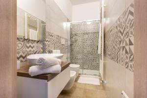 ein Bad mit einem Waschbecken, einem WC und einer Dusche in der Unterkunft Casina Sofia by BarbarHouse in Leverano