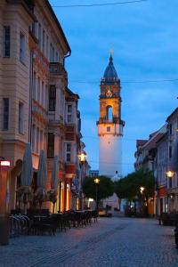 una torre del reloj en medio de una calle de la ciudad en alte Bäckerei Bautzen - 01 #Family# en Bautzen