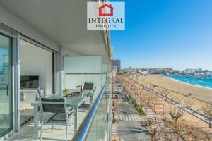 Blick auf den Strand vom Balkon eines Hauses in der Unterkunft Paradís Platja Apartment in Palamós