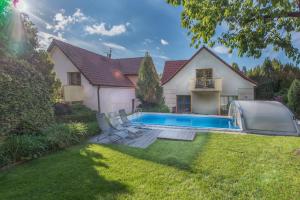 a house with a swimming pool in the yard at Hotel Garni Pod Skalkou in Český Krumlov