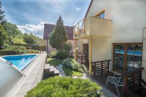 Bazén v ubytovaní Hotel Garni Pod Skalkou alebo v jeho blízkosti