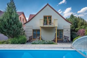 Bazén v ubytovaní Hotel Garni Pod Skalkou alebo v jeho blízkosti