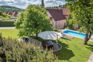 Bazén v ubytovaní Hotel Garni Pod Skalkou alebo v jeho blízkosti