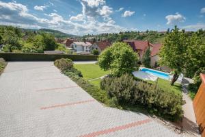 Bazén v ubytovaní Hotel Garni Pod Skalkou alebo v jeho blízkosti