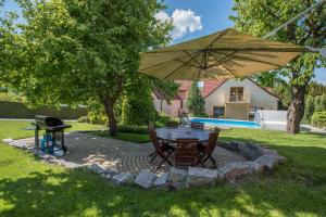 Bazén v ubytovaní Hotel Garni Pod Skalkou alebo v jeho blízkosti