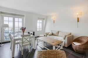 聖馬洛的住宿－Le Grand Sillon，客厅配有沙发和桌子